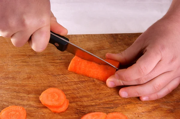 Cortar una zanahoria orgánica —  Fotos de Stock