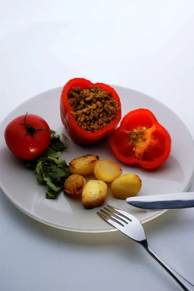 Paprika gefüllt mit rotem Hackfleisch — Stockfoto