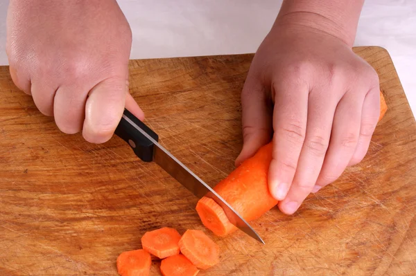 Frische Bio-Karotten zubereiten — Stockfoto