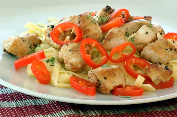 Tagliatelle with chicken and red paprika — Stock Photo, Image