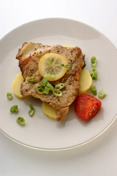 Sazan balığı filetosu organik patates ve limon — Stok fotoğraf