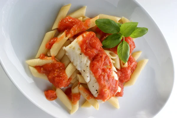 Kokt torsk rygg med tomatsås — Stockfoto