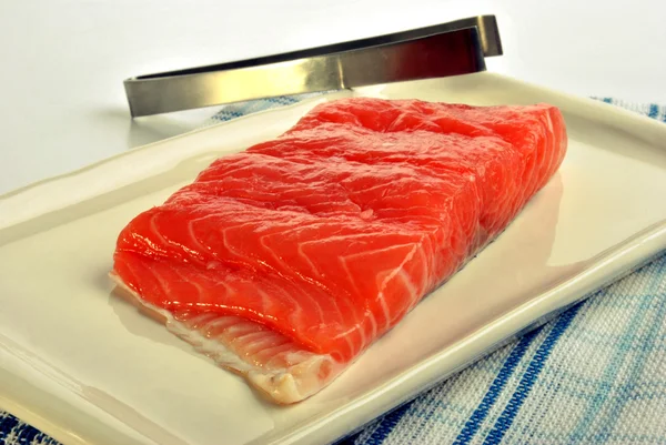 Filete de salmón y pinzas —  Fotos de Stock