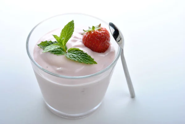 Çilek doğal yoğurt içinde — Stok fotoğraf