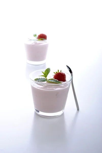 Morango em iogurte natural — Fotografia de Stock