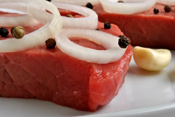 Stek surowego mięsa z cebulą — Zdjęcie stockowe