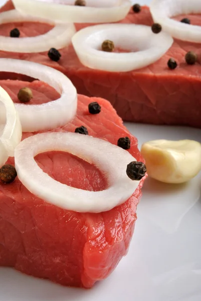 양파와 원시 스테이크 고기 — 스톡 사진