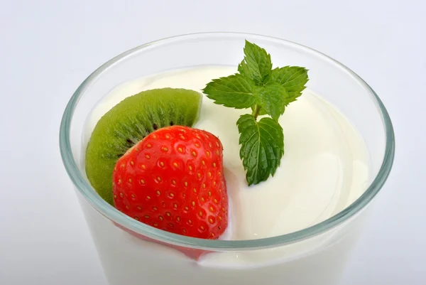 Organiczne letnich owoców w jogurcie — Zdjęcie stockowe