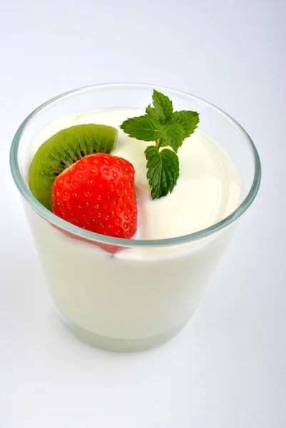 Organic summer fruit in yogurt — Stock Photo, Image