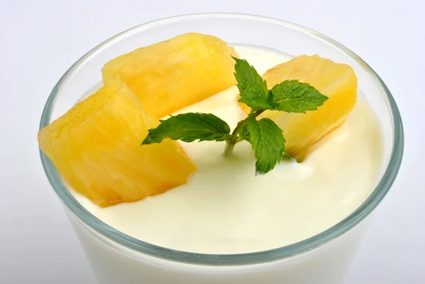 Fruta orgánica de verano en yogur — Foto de Stock