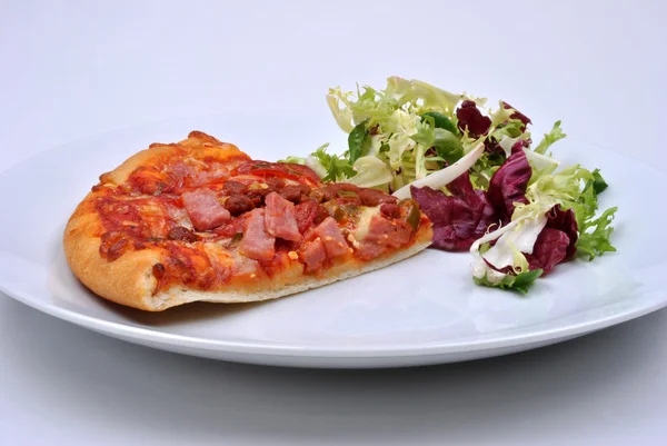 Italiaanse pizza met ham, salami — Stockfoto