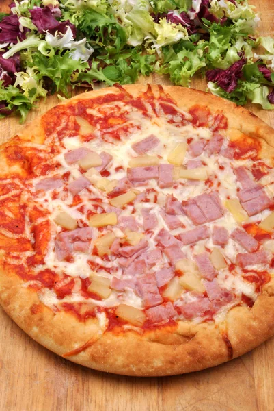 Huisgemaakte Italiaanse pizza — Stockfoto