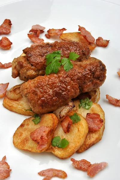 Запечена картопля з м'ясом — стокове фото