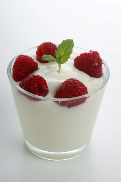Framboesas orgânicas em iogurte — Fotografia de Stock