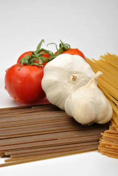 Hemgjorda basilika spaghetti — Stockfoto