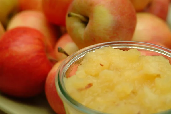 Органическое яблочное пюре — стоковое фото