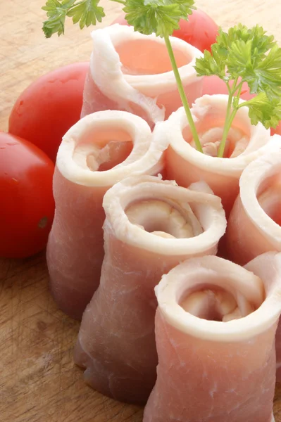 Rullade rå bacon, ekologisk tomat — Stockfoto