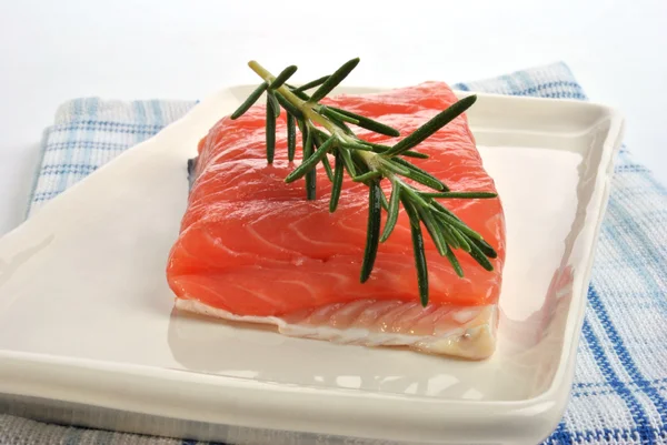 Ham organik vahşi som balığı biftek — Stok fotoğraf
