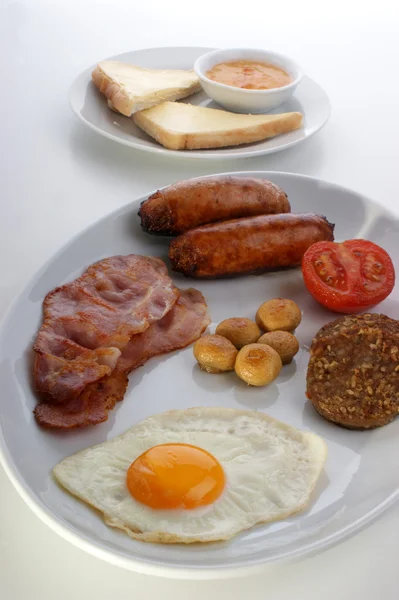 Café da manhã irlandês em um prato branco — Fotografia de Stock