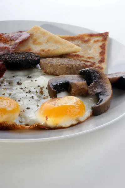 Ιρλανδέζικο πρωινό σε ένα άσπρο πιάτο — Φωτογραφία Αρχείου