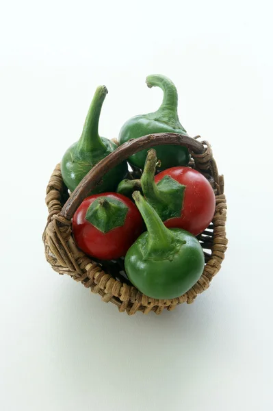 Zelená a červená paprika třešňového — Stock fotografie