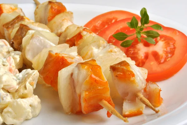 Salada de batata com shashlik de salmão — Fotografia de Stock
