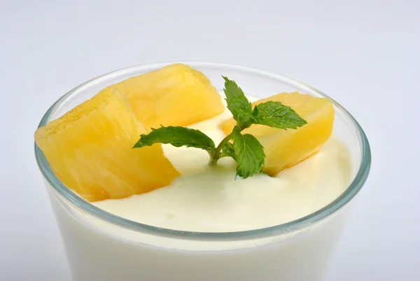 Органічні фрукти та йогурт у склянці — стокове фото