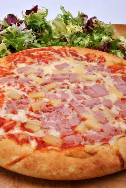 Włoskiej pizzy z szynką i serem — Zdjęcie stockowe
