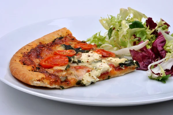 Pizza italiana con salami y queso — Foto de Stock
