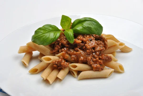 Pasta met saus van gehakt en basilicum — Stockfoto