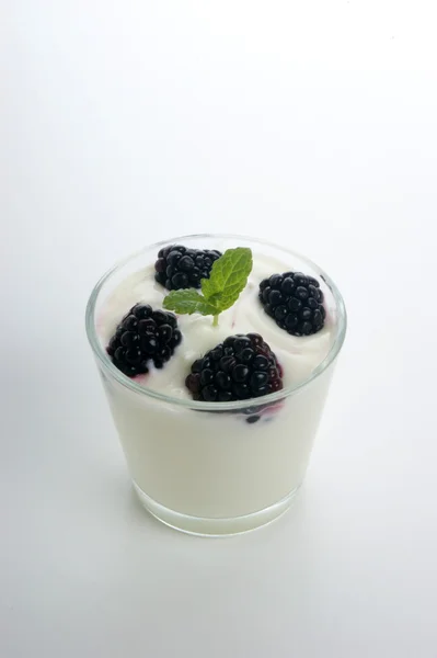 Blackberries in natural yoghurt — Stock Photo, Image