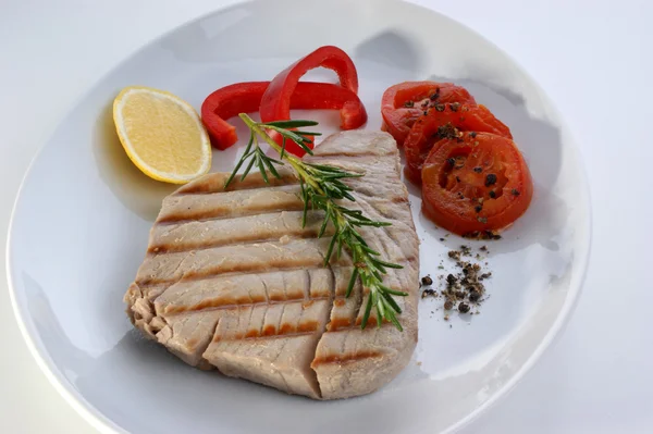 Tuna steak with red paprika — Stock Photo, Image