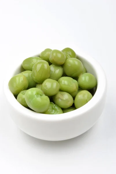 白いボールに新鮮なエンドウ豆 — ストック写真
