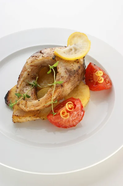 Ikan mas pada kentang organik — Stok Foto