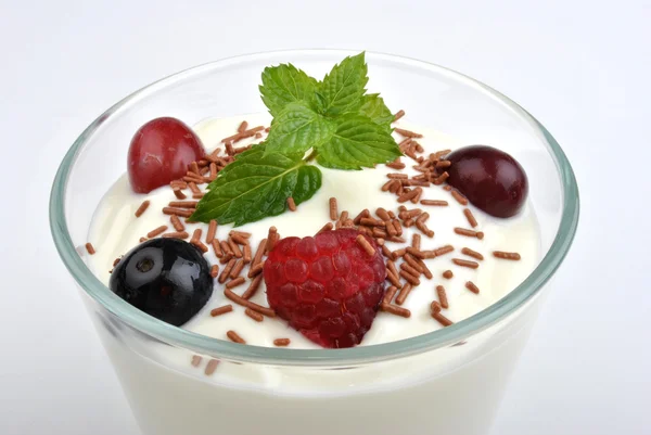 Ежевика в натуральном йогурте — стоковое фото