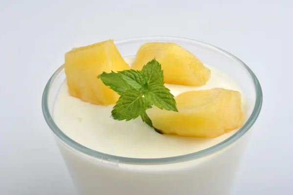 Yogur natural con fruta —  Fotos de Stock