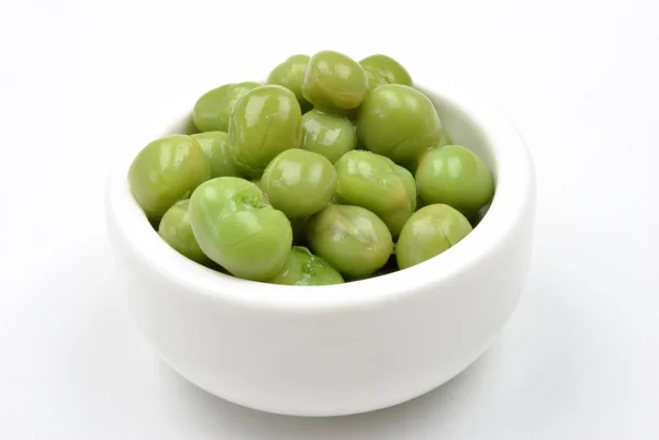 白いボールに新鮮なエンドウ豆 — ストック写真