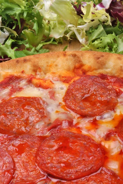 Pizza italiana casera —  Fotos de Stock