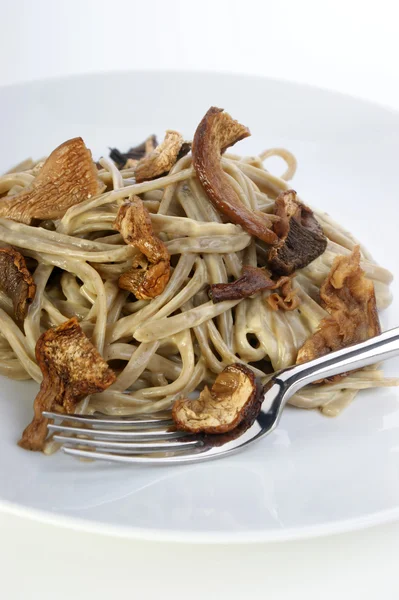 Espaguetis con champiñones orgánicos —  Fotos de Stock