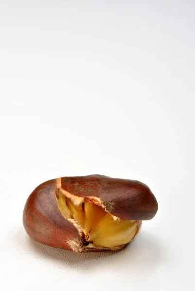 Open organic sweet chestnut — Stock Photo, Image