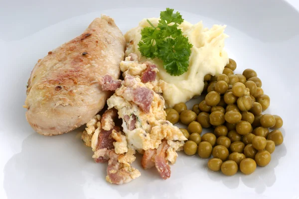 Purè di patate con pisello biologico e pollo — Foto Stock
