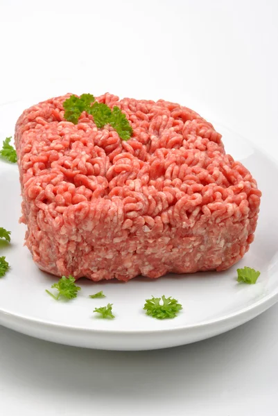 Carne macinata con prezzemolo su un piatto — Foto Stock