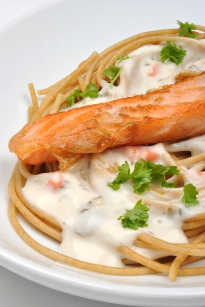 Стейк из лосося с домашними спагетти — стоковое фото