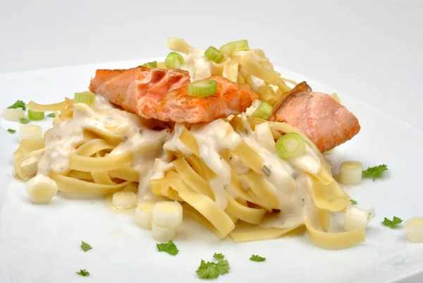 Huisgemaakte pasta met gegrilde zalm — Stockfoto