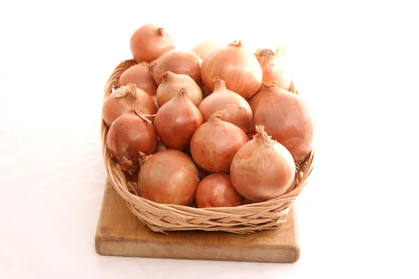 Zwiebeln in einem Korb — Stockfoto