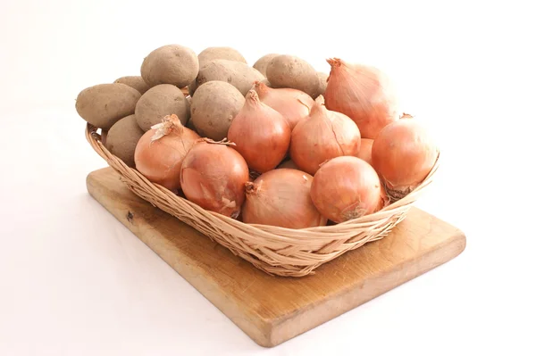 Cebollas y patatas en una canasta —  Fotos de Stock