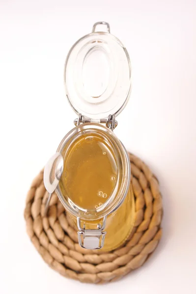 Glas fyllt med söt honung — Stockfoto
