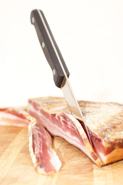 Bacon defumado em uma madeira — Fotografia de Stock