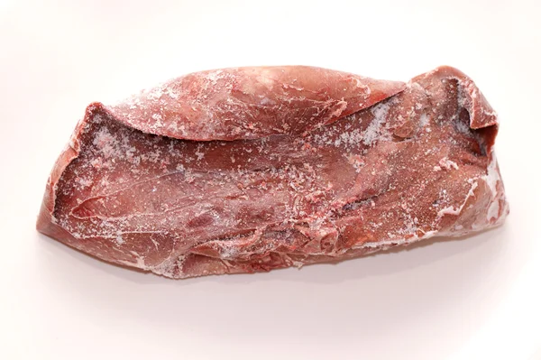 Foie de porc congelé sur une assiette — Photo