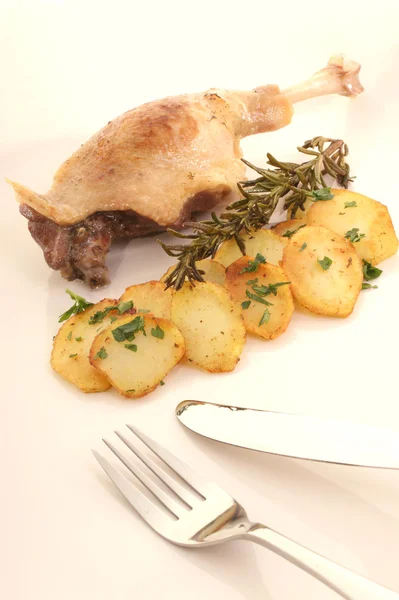 Gamba d'anatra arrosto e patate — Foto Stock